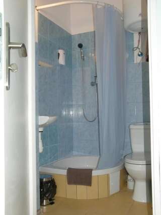 Хостелы Tani nocleg-Hostel Mona Эльблонг Одноместный номер с ванной комнатой-4